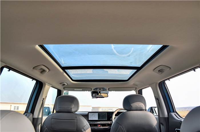 Kia Syros panoramic runroof